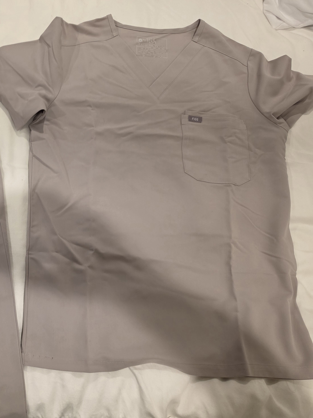 Figs Men’s V-Neck Scrub Top And Jogger Pants in Mauve